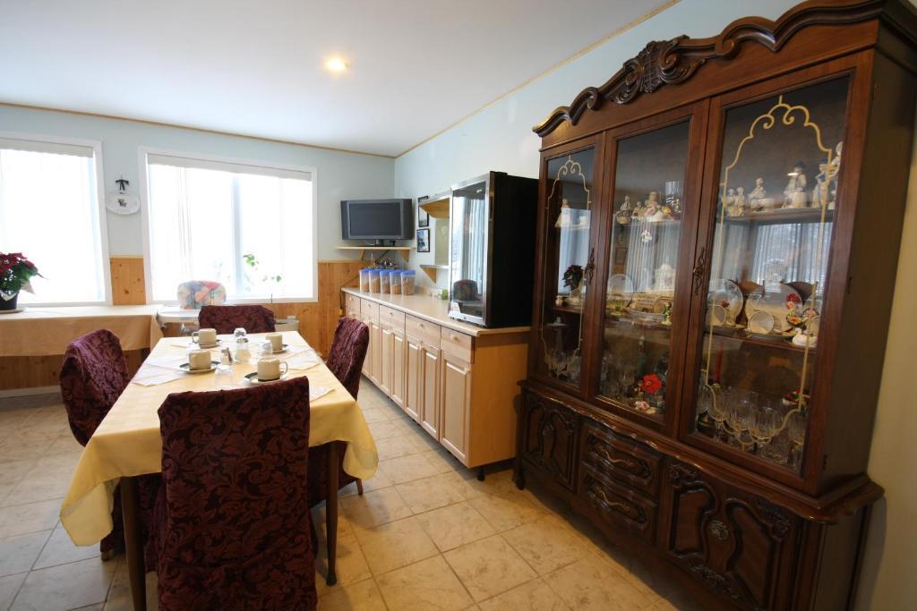 Villa Maria Country Inn Acheson Екстериор снимка