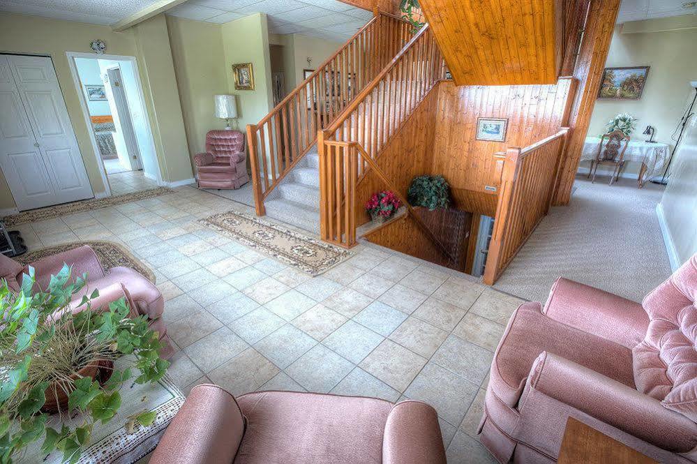 Villa Maria Country Inn Acheson Екстериор снимка
